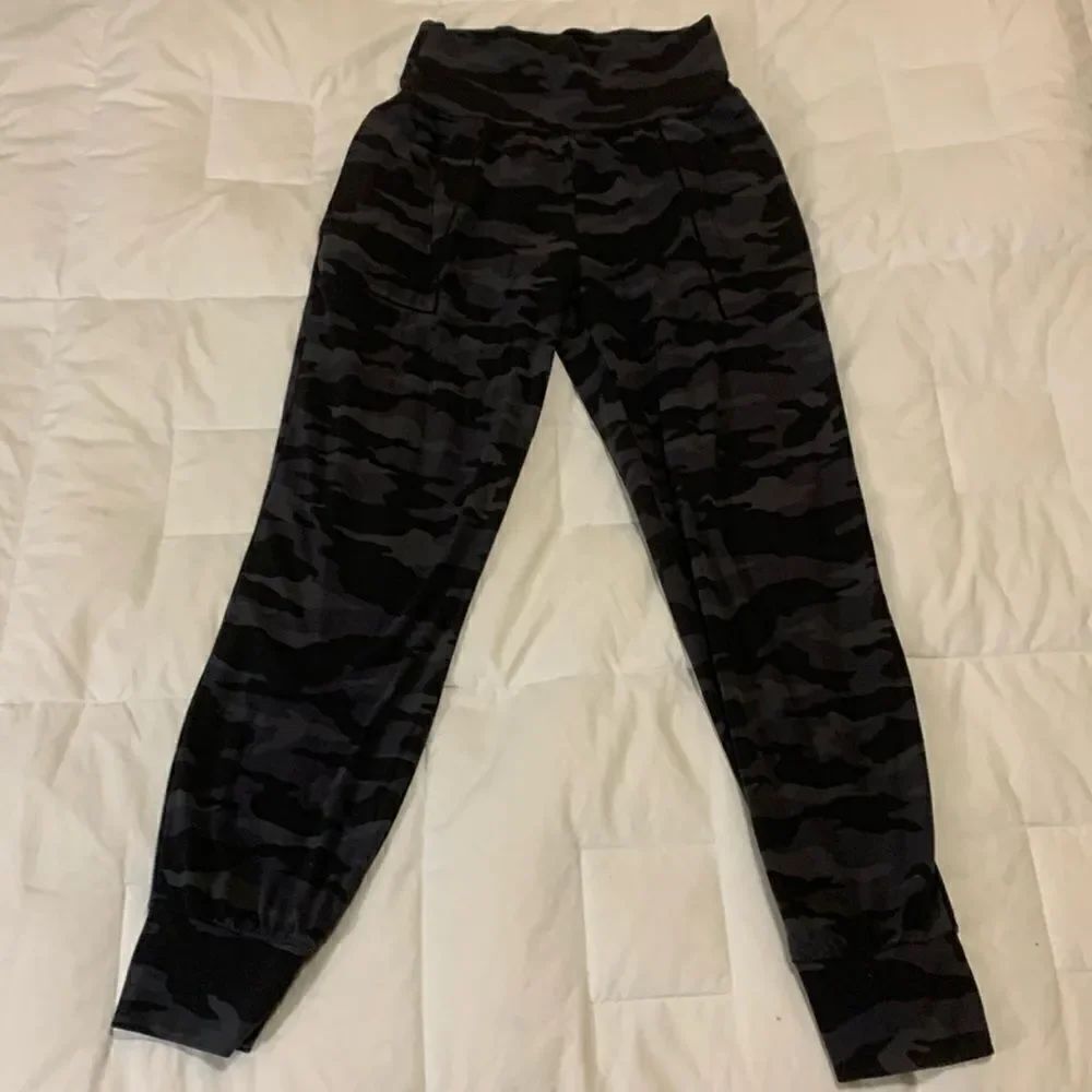 ATHLETA, Salutation camo joggers, XS, great condition